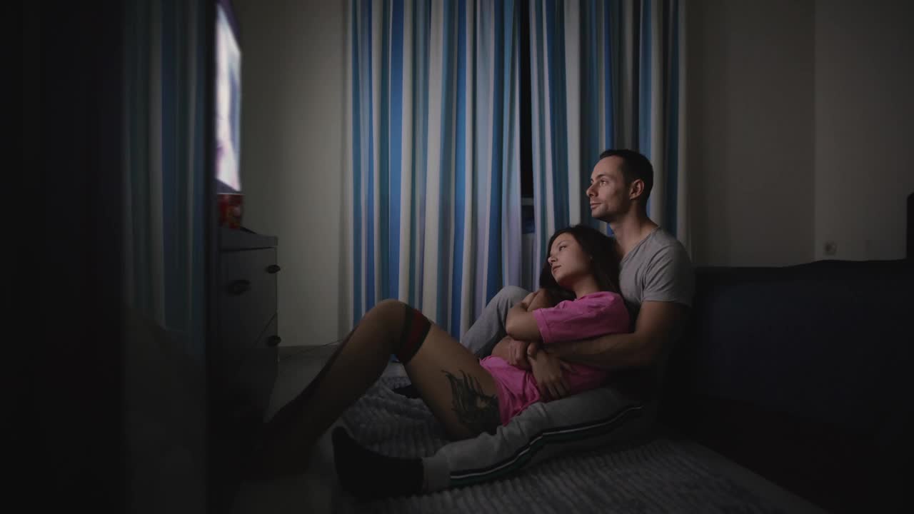 一起看电视的情侣拥抱在一起视频下载