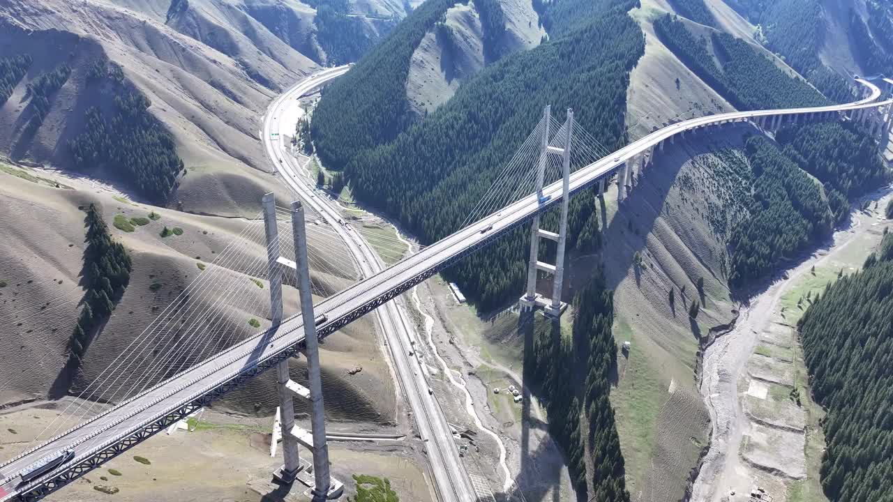 中国新疆果子沟大桥视频下载