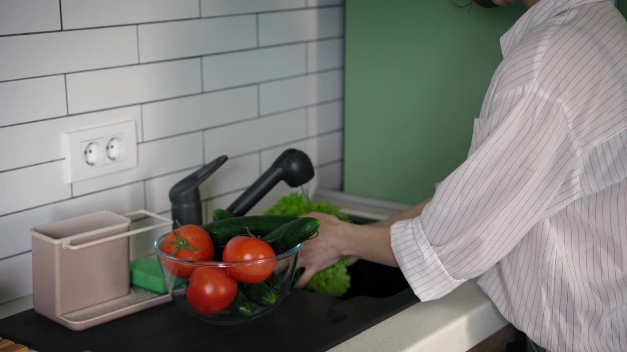 女性洗手清洗新鲜有机蔬菜的特写视频下载