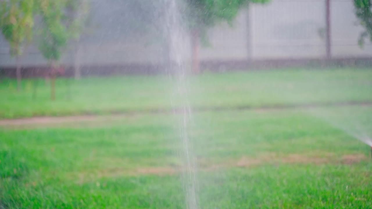 用洒水器给草坪浇水视频素材