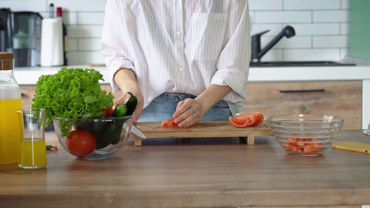 一个女人切蔬菜做沙拉的特写视频下载