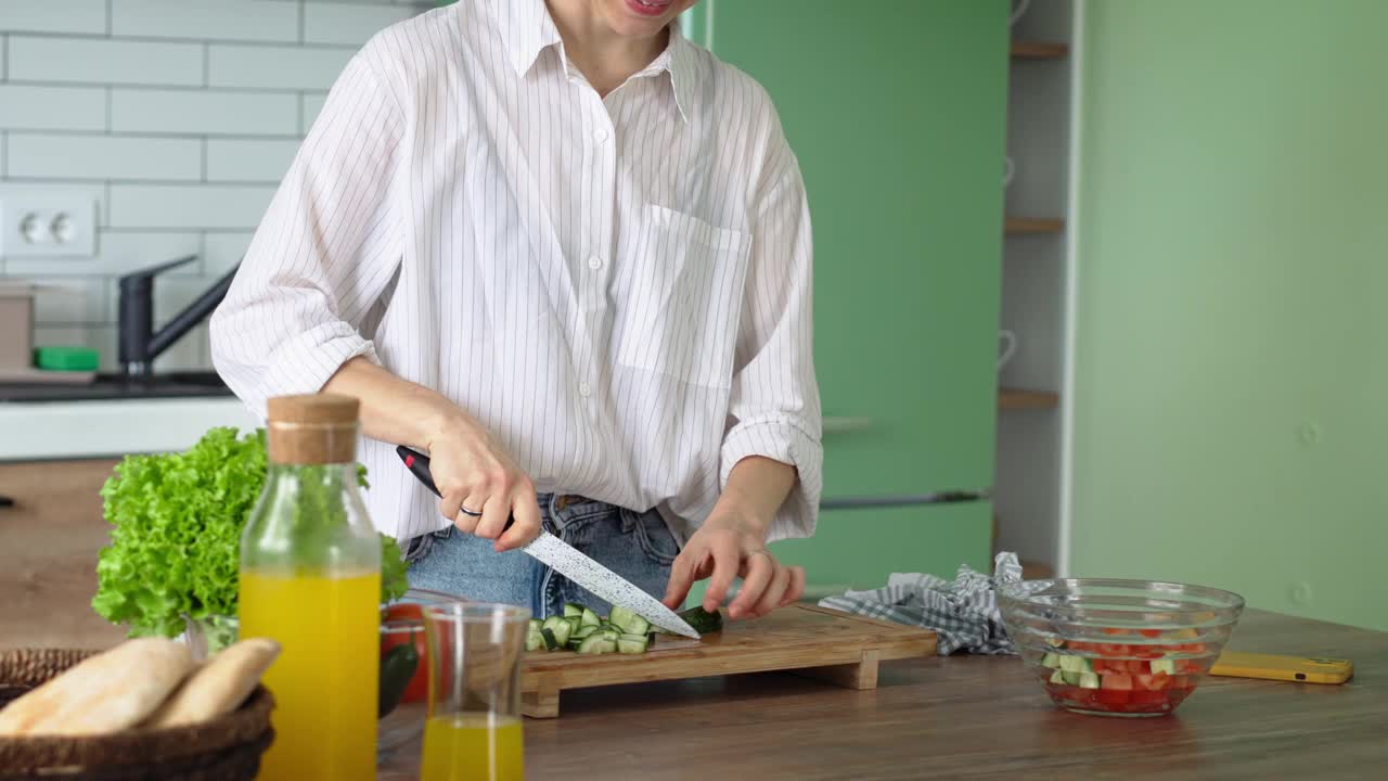 一个女人切蔬菜做沙拉的特写视频下载
