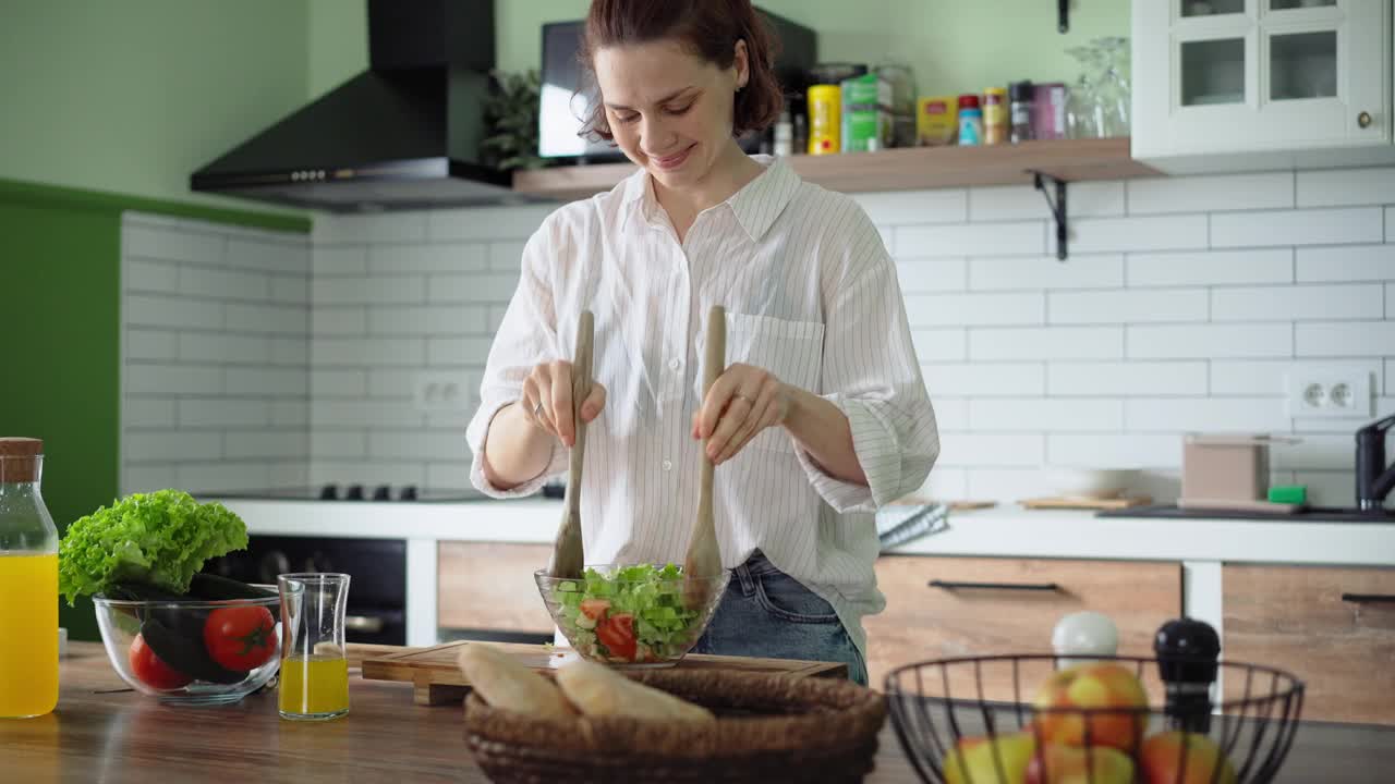 一位年轻的白人妇女正在准备新鲜的有机蔬菜沙拉视频下载