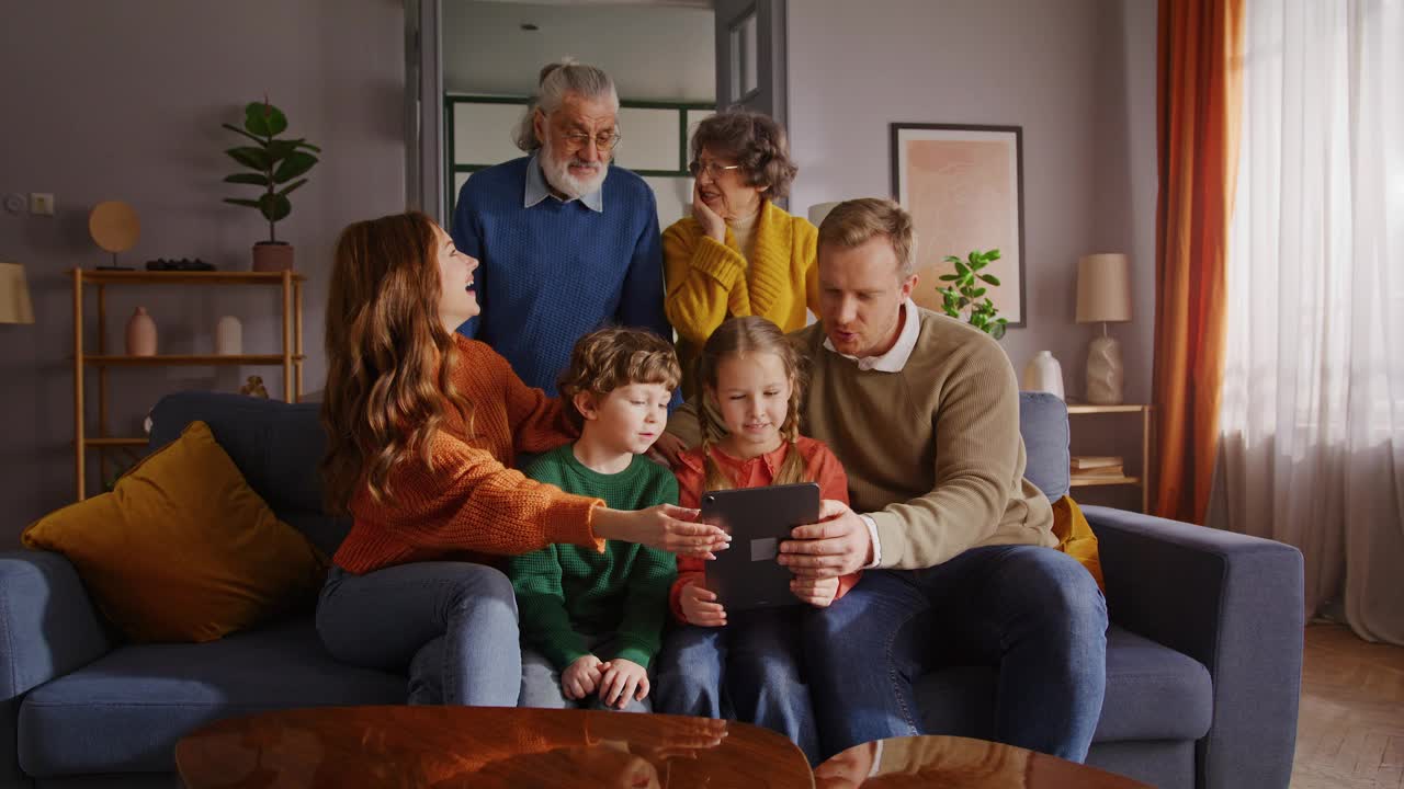 热情的家庭使用数码平板电脑来亲密相处视频下载