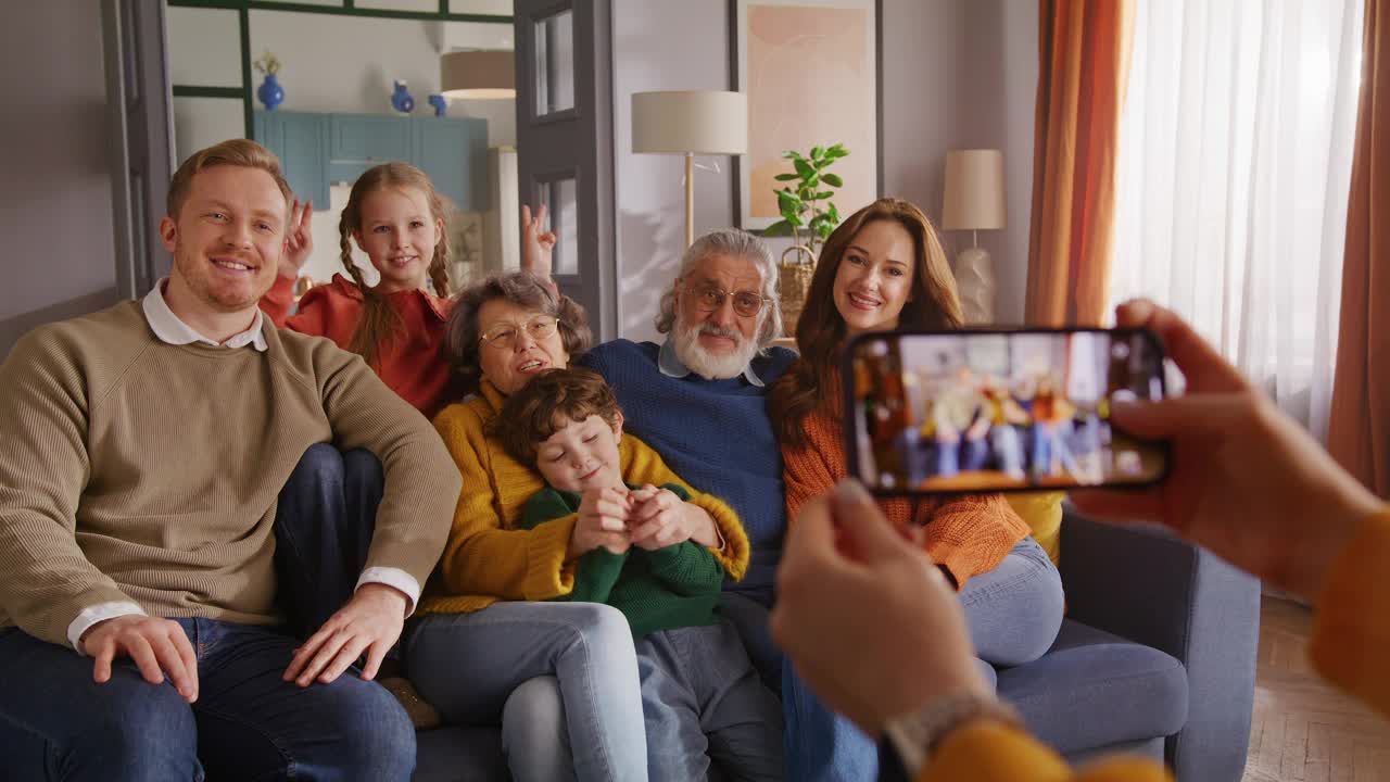 不明身份的人用手机给大家庭拍照视频下载