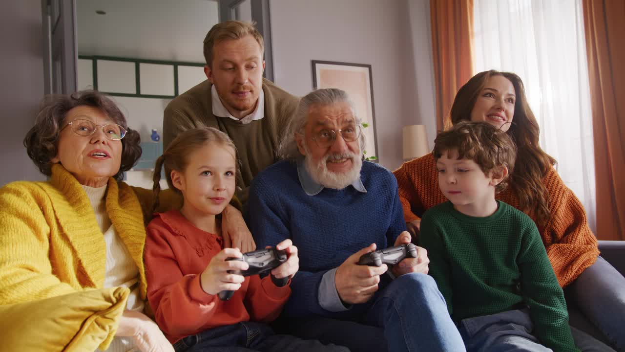 白种人大家族白天在沙发上玩电子游戏视频下载