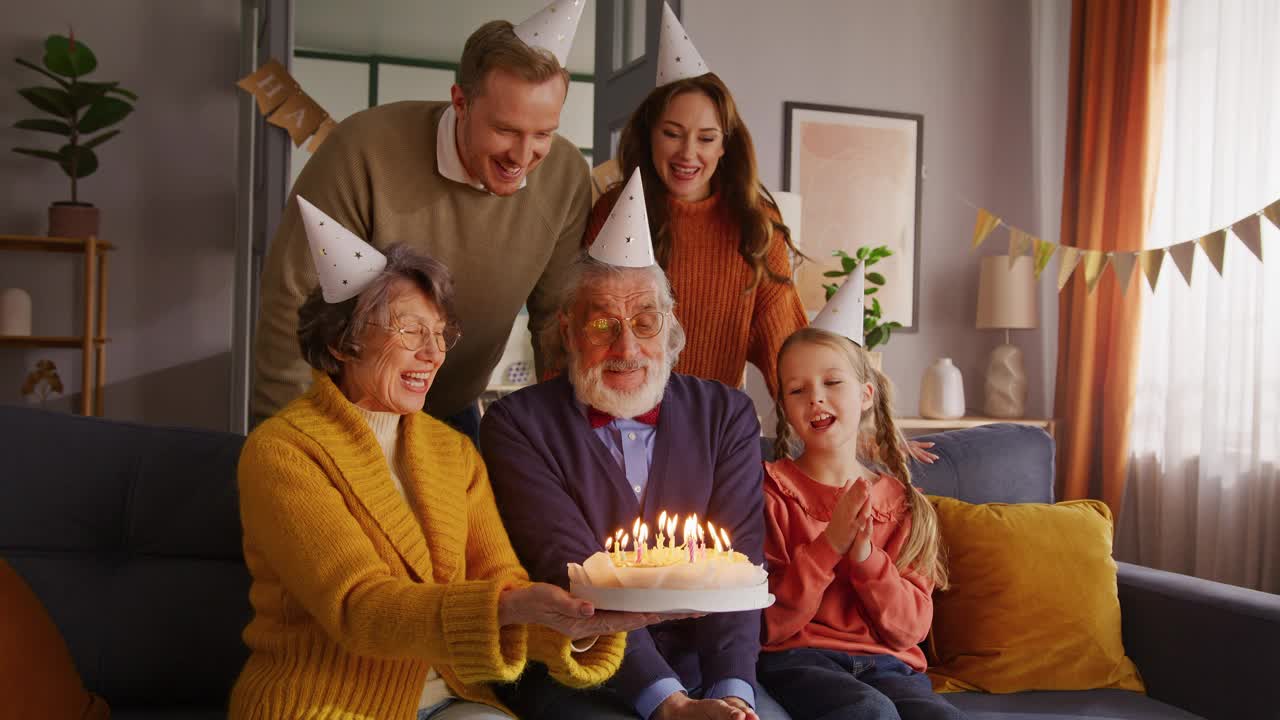 高兴的家人在等吹蜡烛的白发老人视频下载
