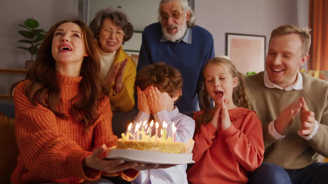 学龄前的孩子在蛋糕前用蜡烛许愿视频下载