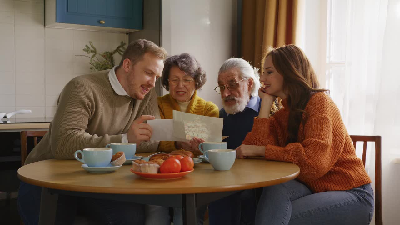 一家人在温馨的家庭气氛中看着明信片视频下载