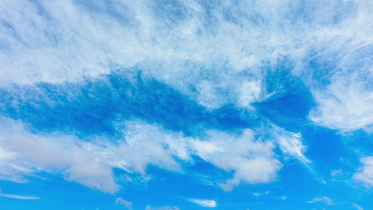 云的形成在时间推移的影响。蓝天背景上的棉花云团。美丽的云景移动和转换视频下载