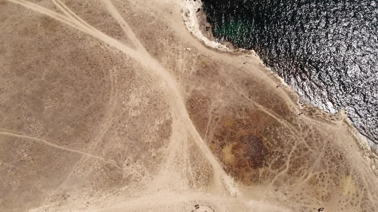 鸟瞰游船在海湾的岩石岸边的纯净大海。水旅游视频下载