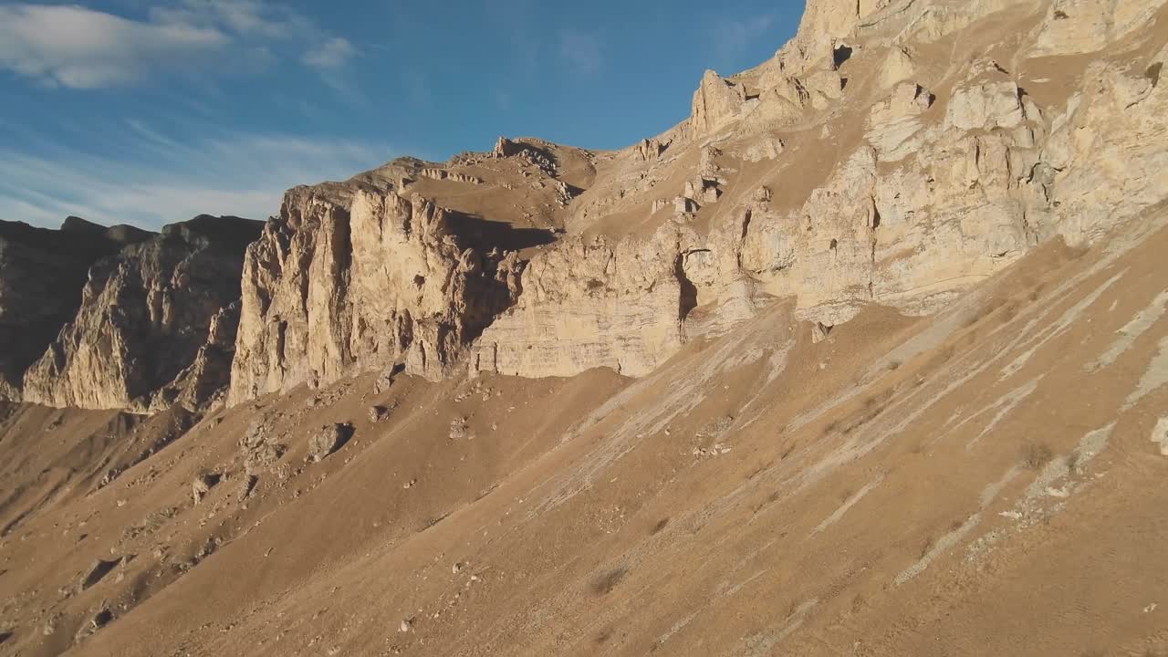 航拍的黄色干旱岩石，野生沙漠山谷视频下载