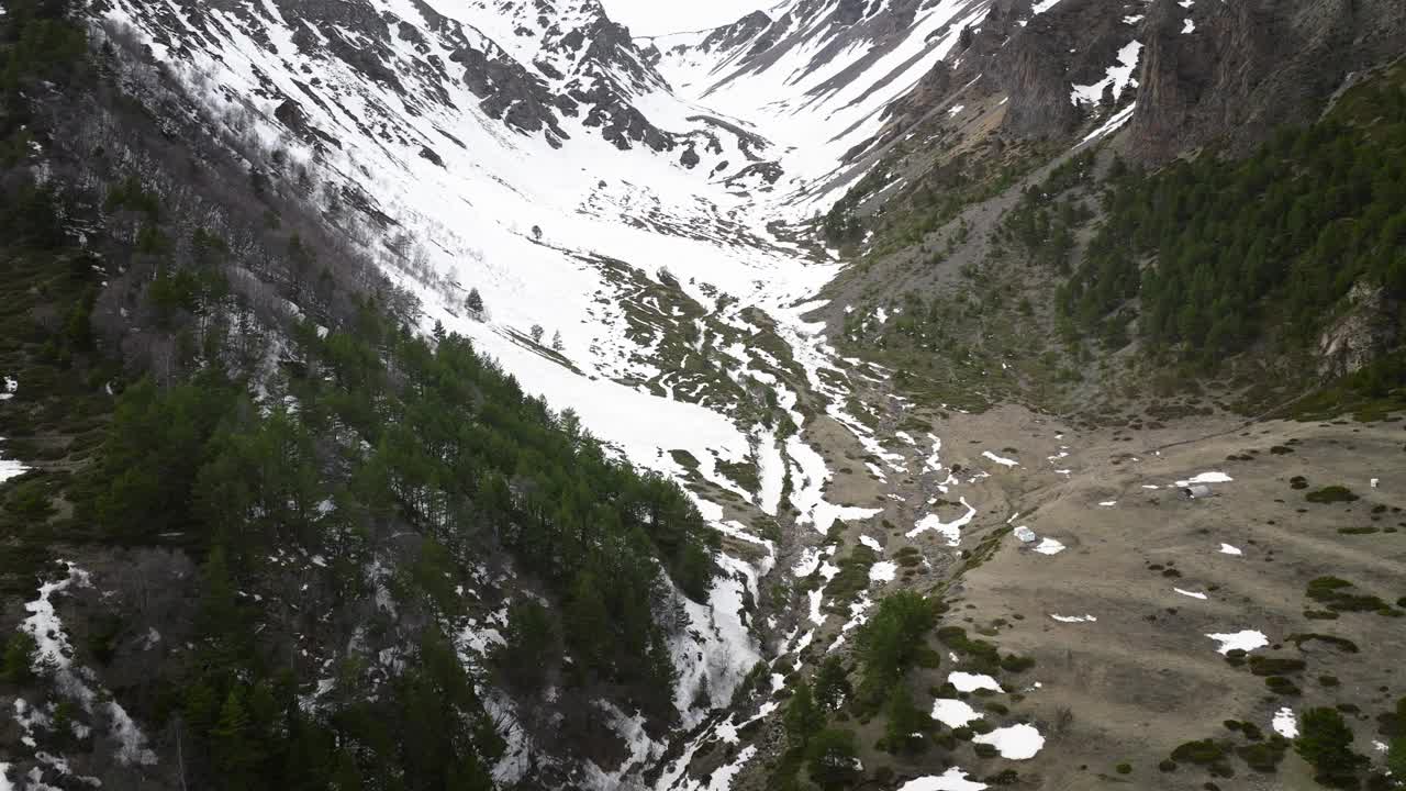 晚春自由骑行时，鸟瞰部分积雪覆盖的峡谷视频下载