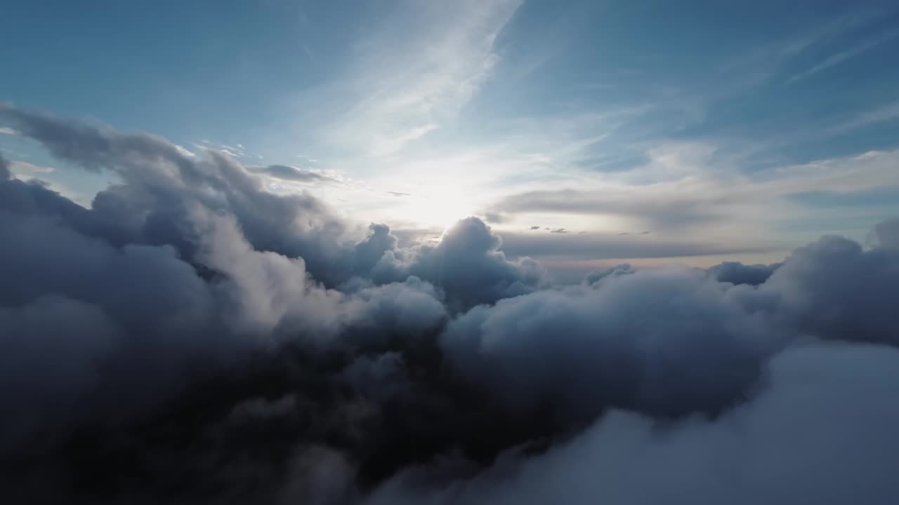 鸟瞰图在云层上平稳地飞行。日落前飞行员在真实飞行中的视角。迷人的眼神。独特的外观。cloudscape视频下载