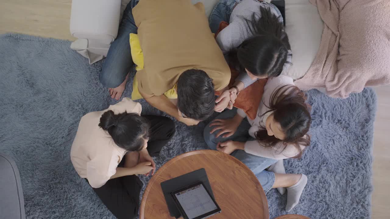 亚洲女人和中东男人家庭交谈和使用平板电脑。弛豫时间。夫妻俩坐在客厅的沙发上。视频下载