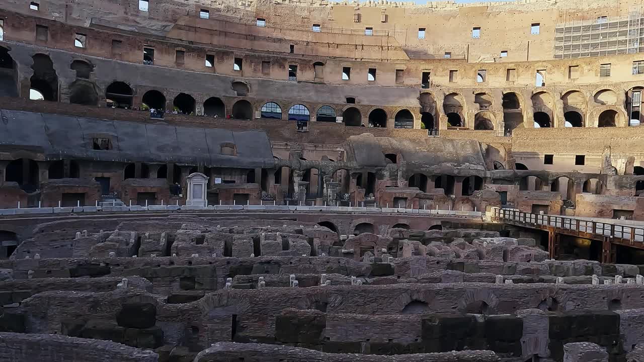 全景空中低空无人机飞行视图斗兽场斗兽场在地下竞技场在罗马，意大利。远景视频下载