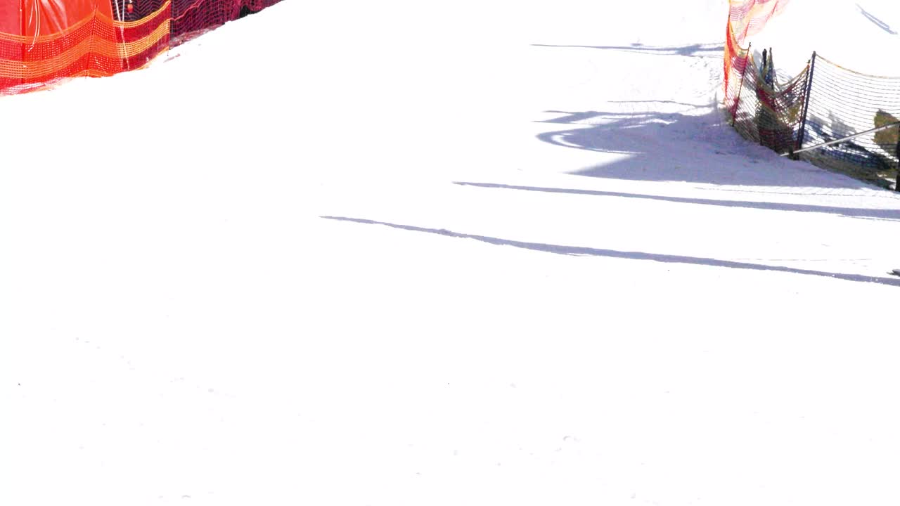 滑雪者一大早在雪场的隐蔽雪地上滑雪。家庭活动假期视频下载