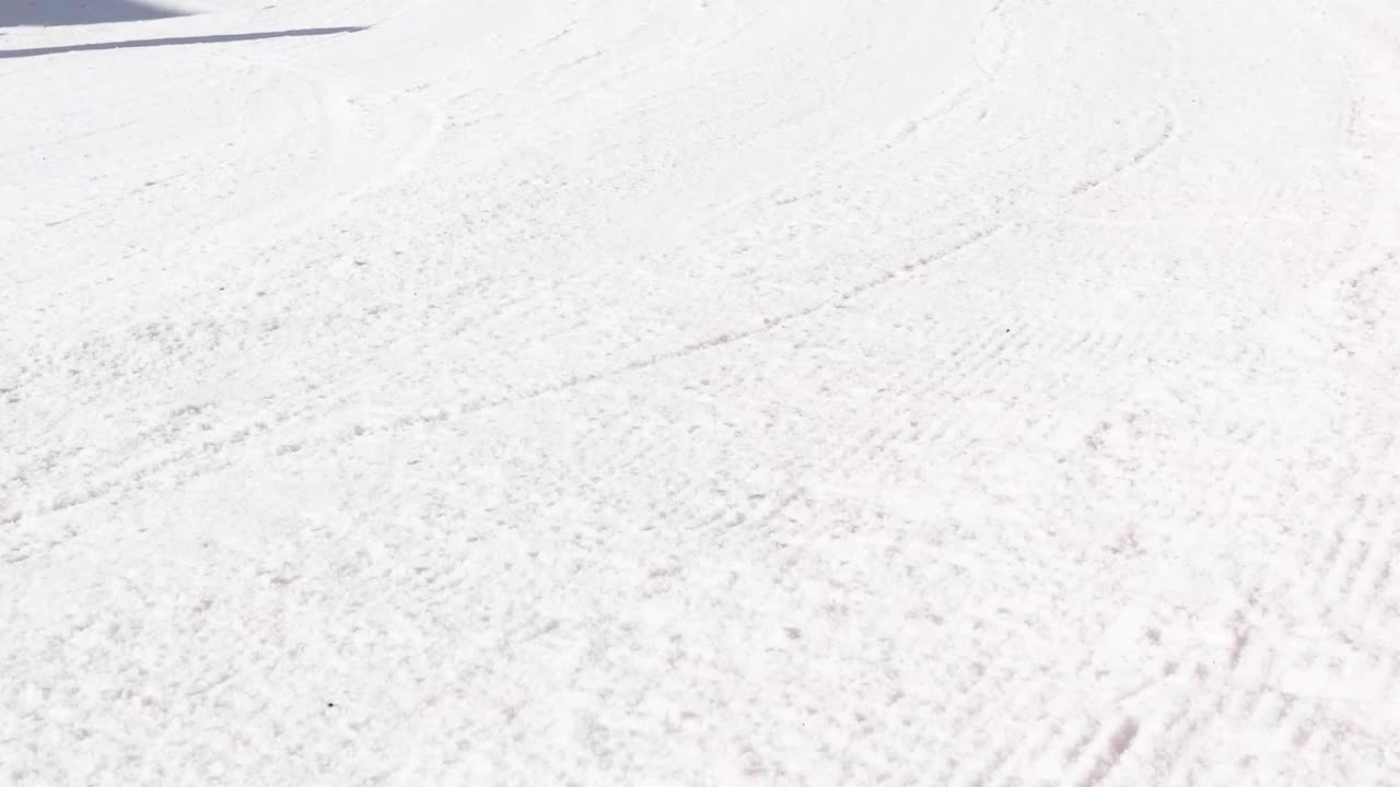 滑雪者在滑雪胜地的清晨滑到隐藏的雪上。家庭活动假期视频下载