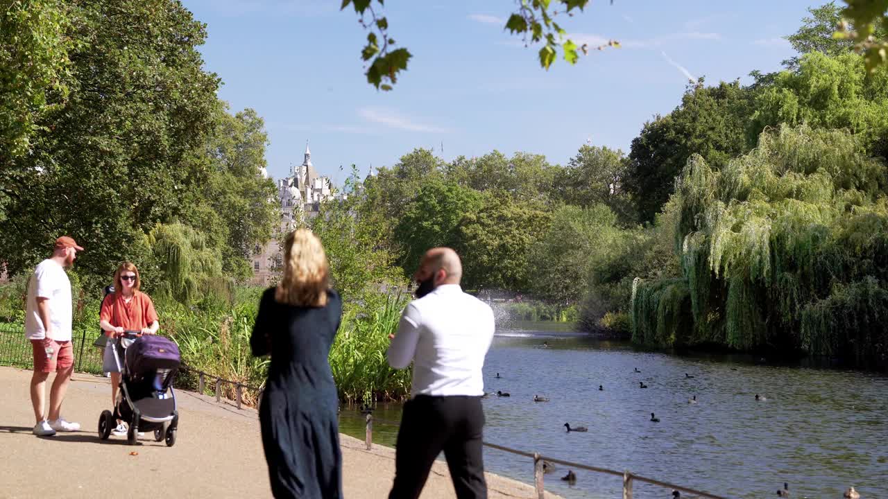 夏末漫步在伦敦圣詹姆斯公园的人们视频下载