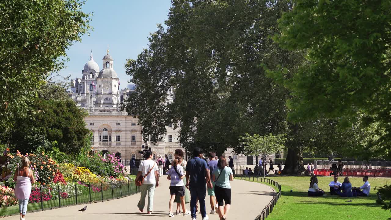 人们在伦敦圣詹姆斯公园享受夏末的一天视频下载