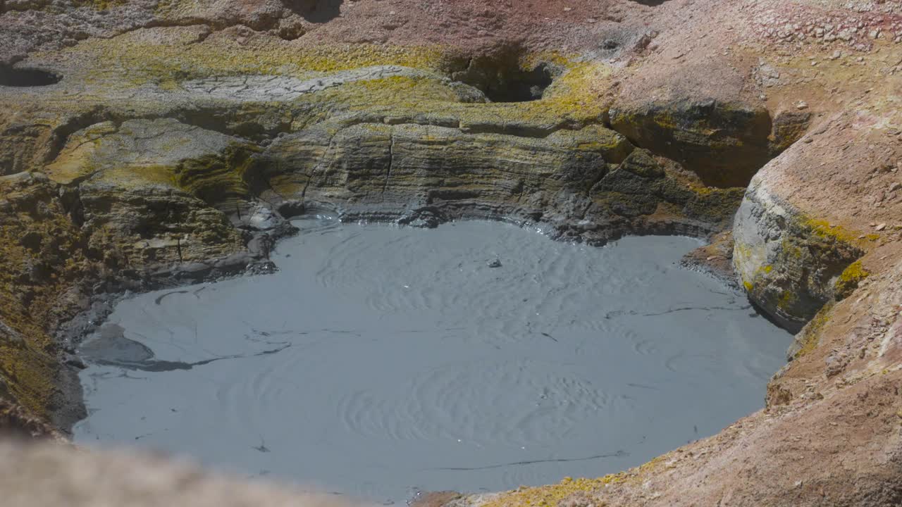 玻利维亚泥坑上的冒泡泥浆。-特写镜头视频下载