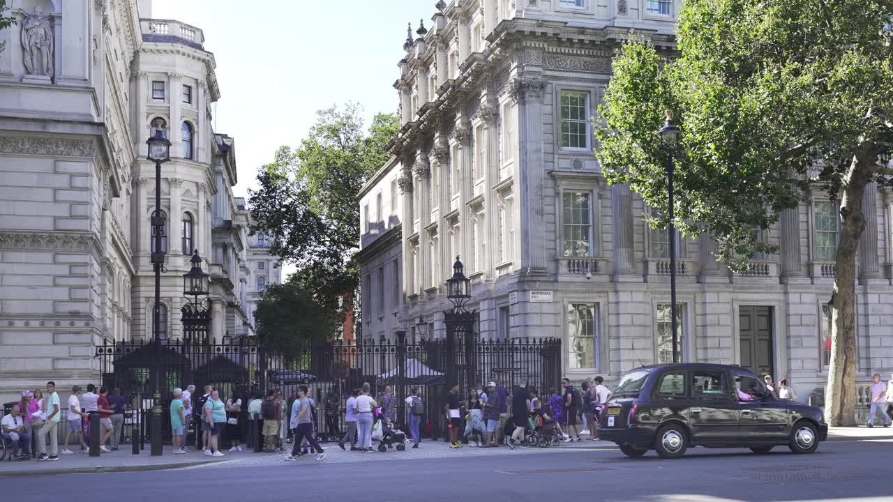 游客在伦敦唐宁街入口视频下载