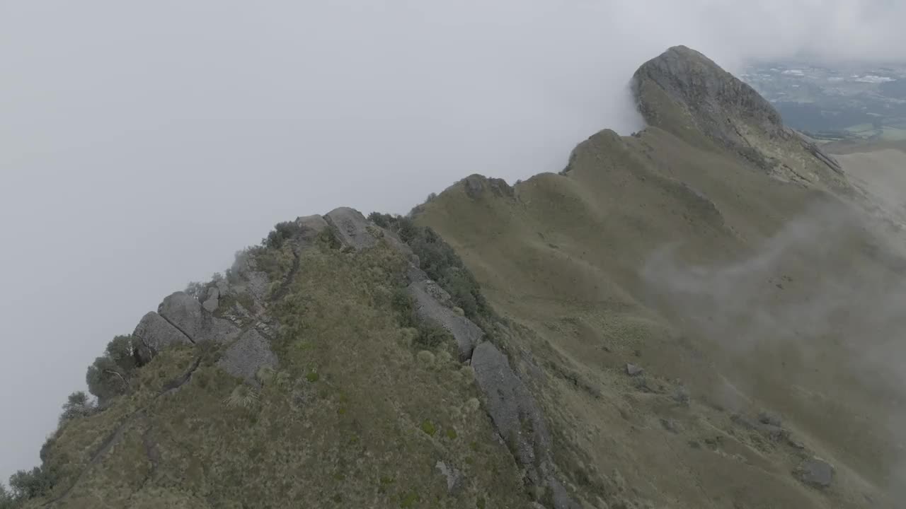 密云在山上移动的侧面图。无人驾驶飞机。视频下载