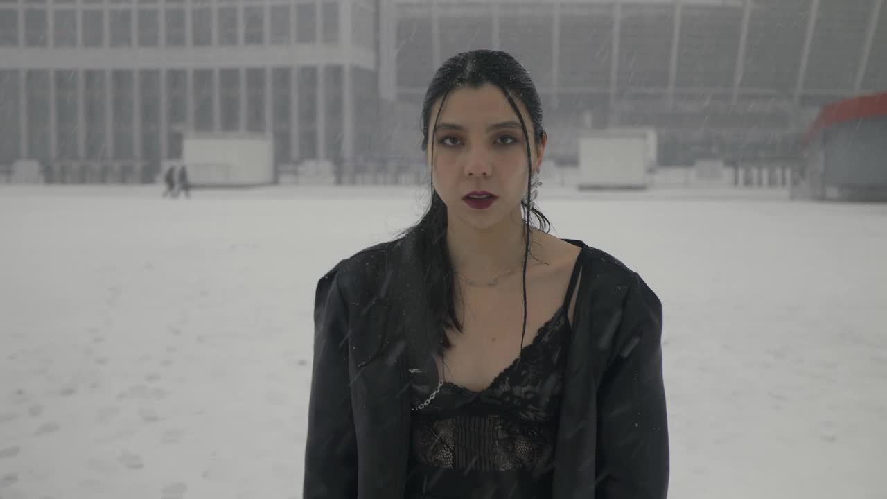 女子在雪中行走视频下载