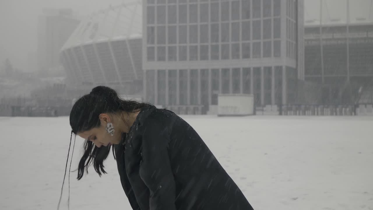 享受降雪的女人视频下载