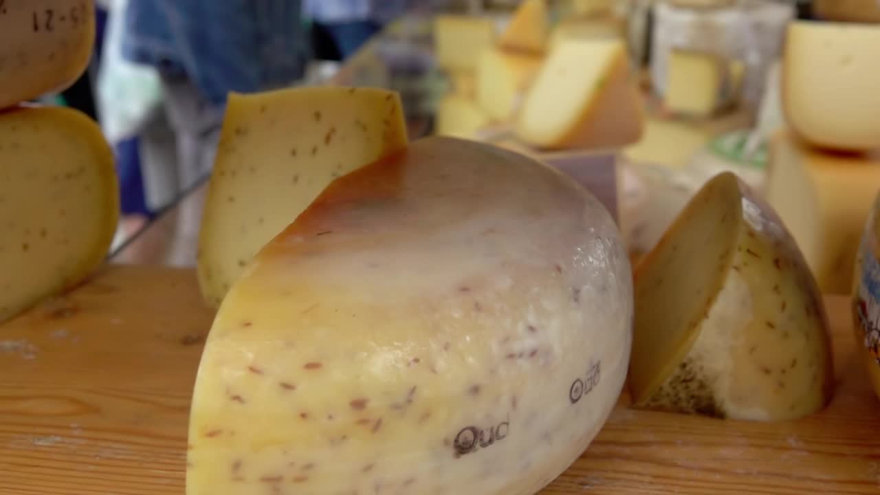 阿姆斯特丹农贸市场的奶酪。慢动作视频下载