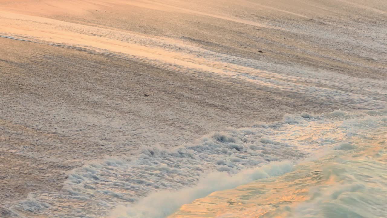 日落时海滩上的海浪视频下载