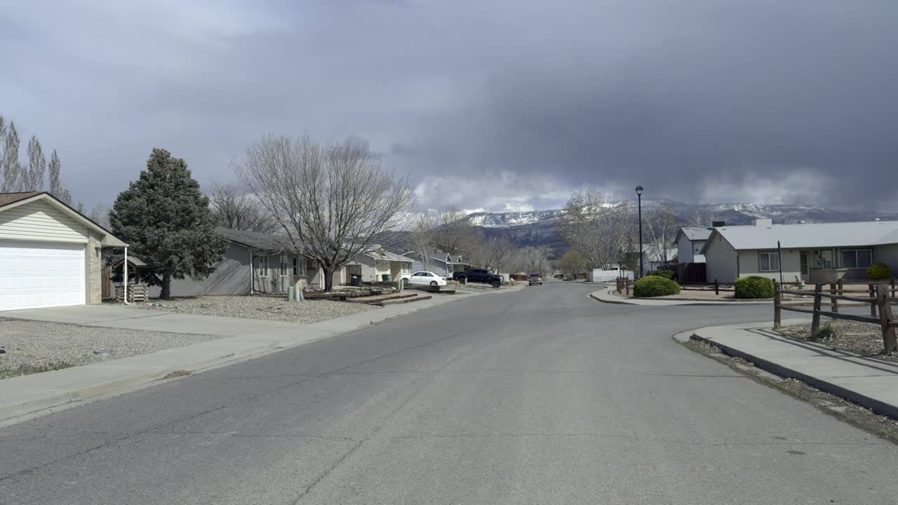 在科罗拉多州的大交界处，汽车行驶的房屋视图视频下载