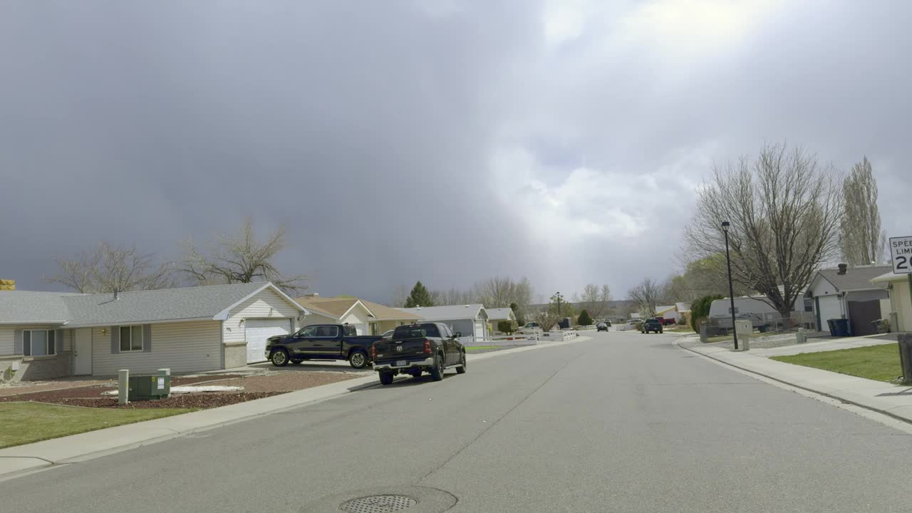在科罗拉多州的大交界处，汽车行驶的房屋视图视频下载