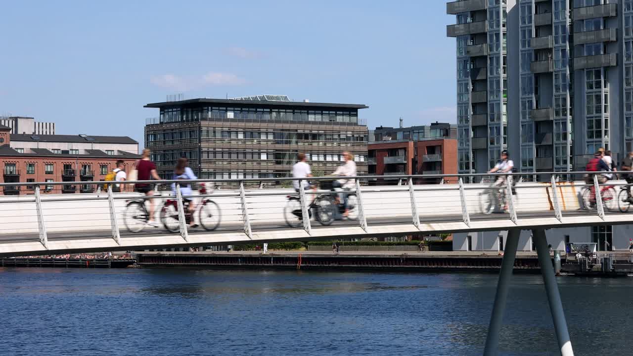 哥本哈根的一座桥上骑自行车的人视频下载