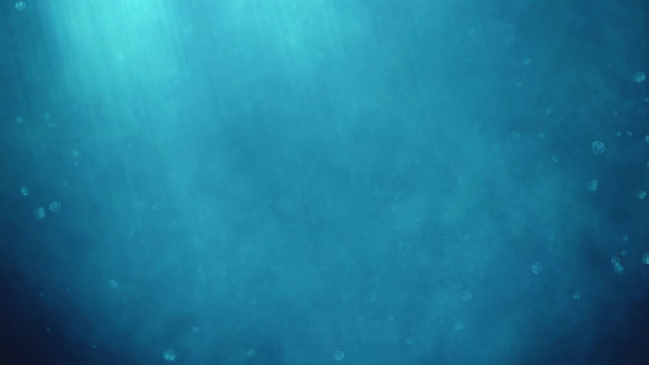 深水中的阳光。光线照亮了漂浮在水下的粒子视频下载