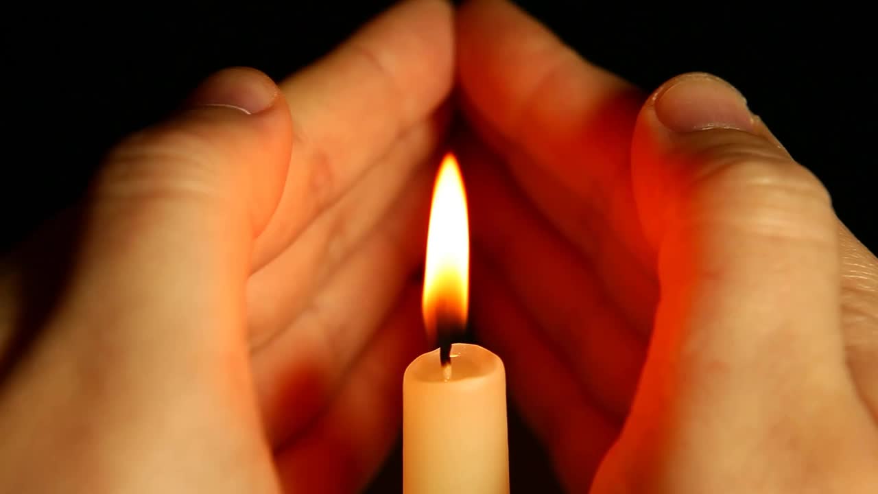 蜡烛暗色背景视频下载