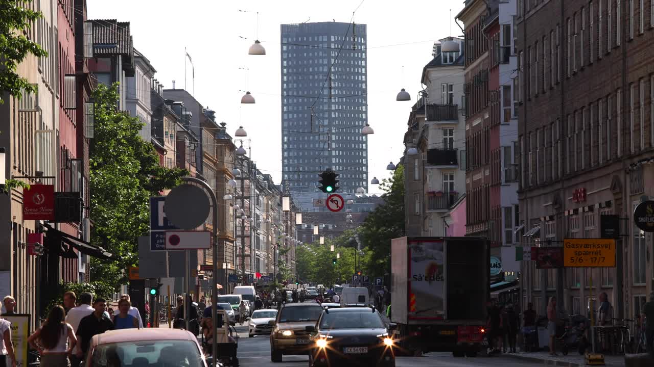 哥本哈根街道上的车流视频下载
