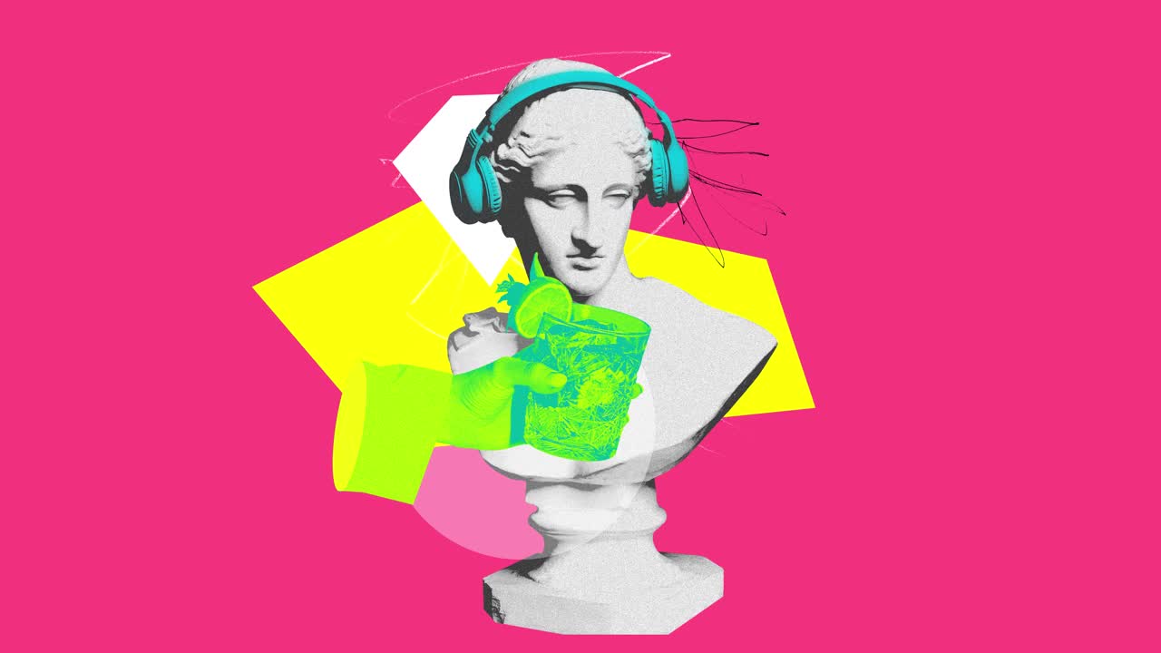 古董雕像胸围在耳机与莫吉托鸡尾酒在明亮的粉红色背景。定格动画视频下载