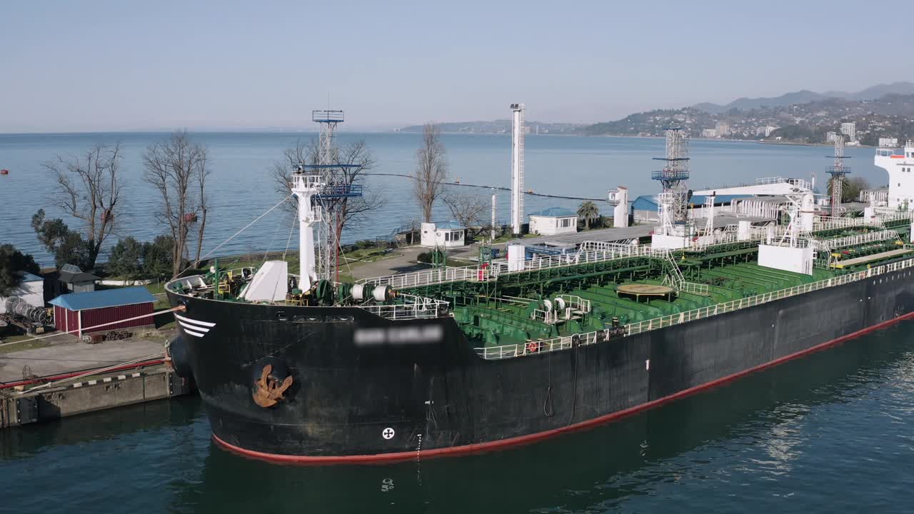 大型油轮停靠在港口，天空湛蓝视频下载