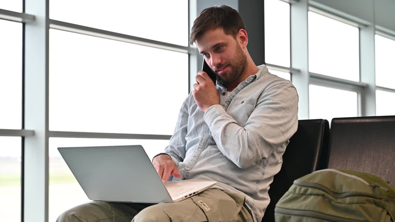 千禧一代企业家在机场等车，用笔记本电脑和智能手机视频素材