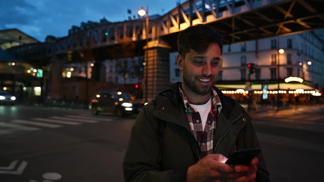 年轻人晚上用智能手机应用拼车。视频下载