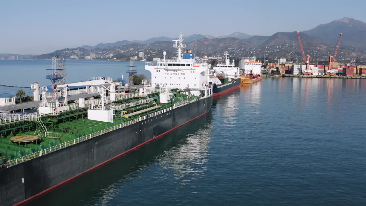油罐车和集装箱货物在工业港口与起重机视频下载