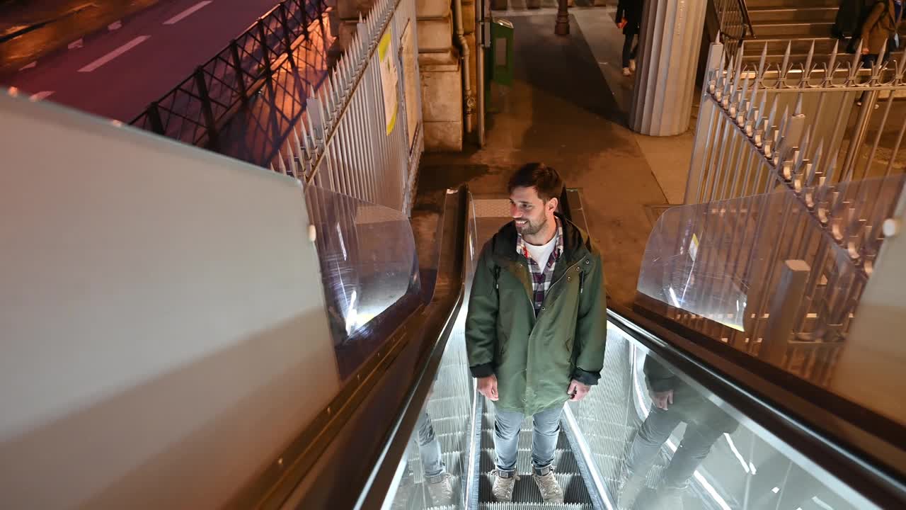 千禧一代企业家上下班使用自动扶梯到达铁路或地铁站台视频素材