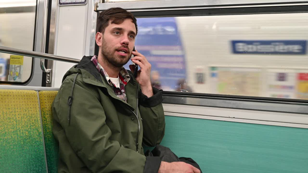 员工下班后乘地铁上下班，使用智能手机视频下载