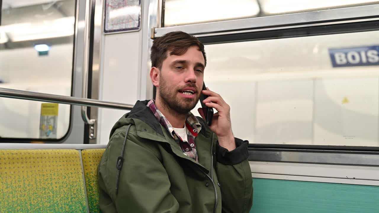 员工下班后乘地铁上下班，使用智能手机视频素材