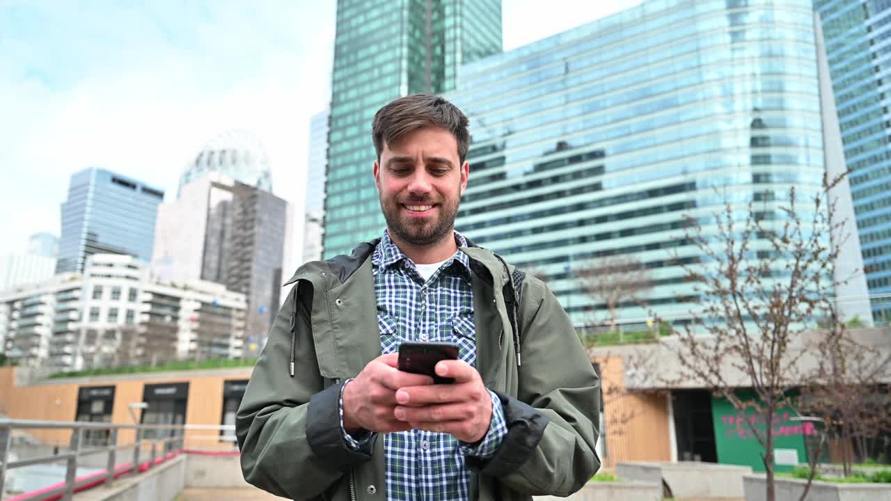 微笑的年轻男子下班后使用智能手机应用程序拼车视频下载