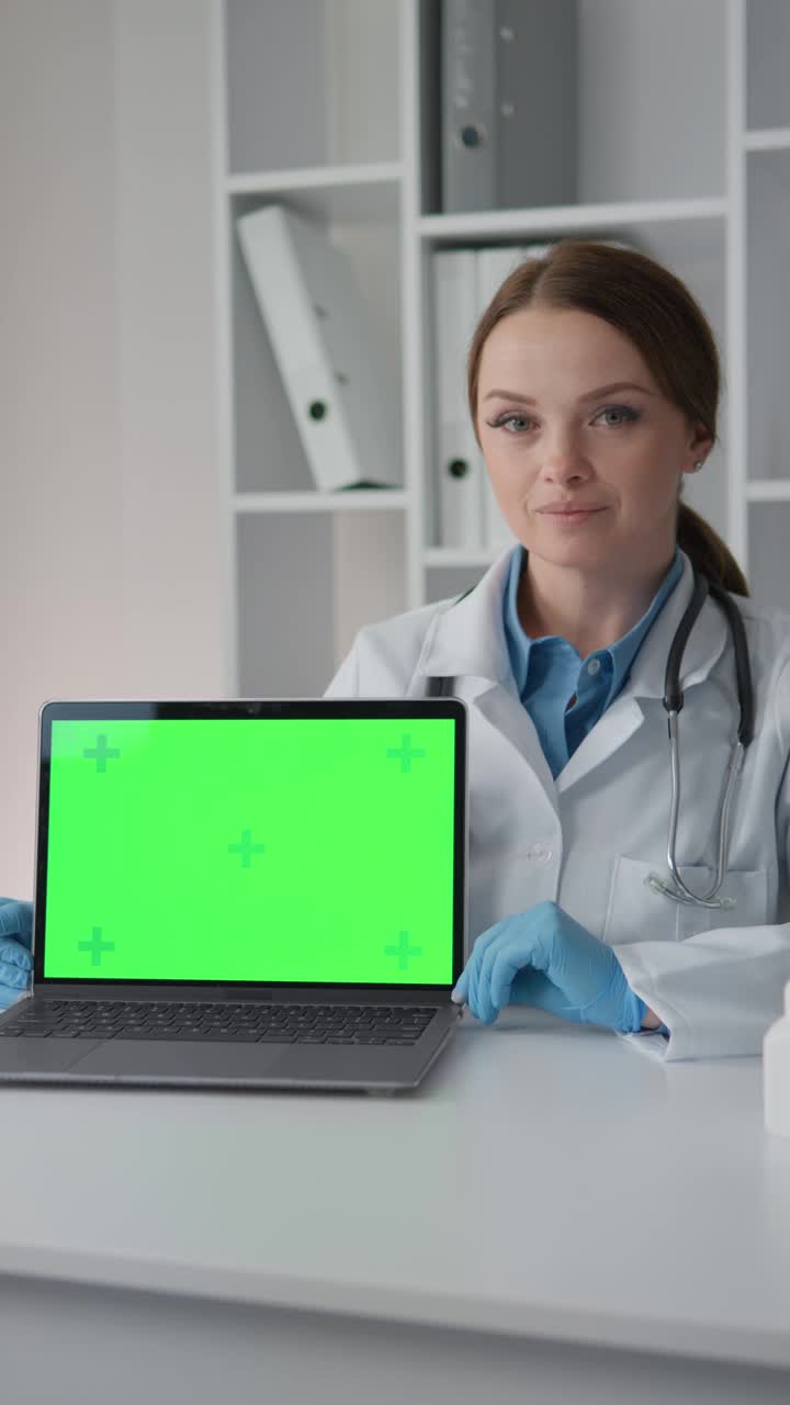一位经验丰富的医生使用绿屏色度键进行虚拟咨询和医学研究，使用先进的计算机技术进行在线支持视频下载