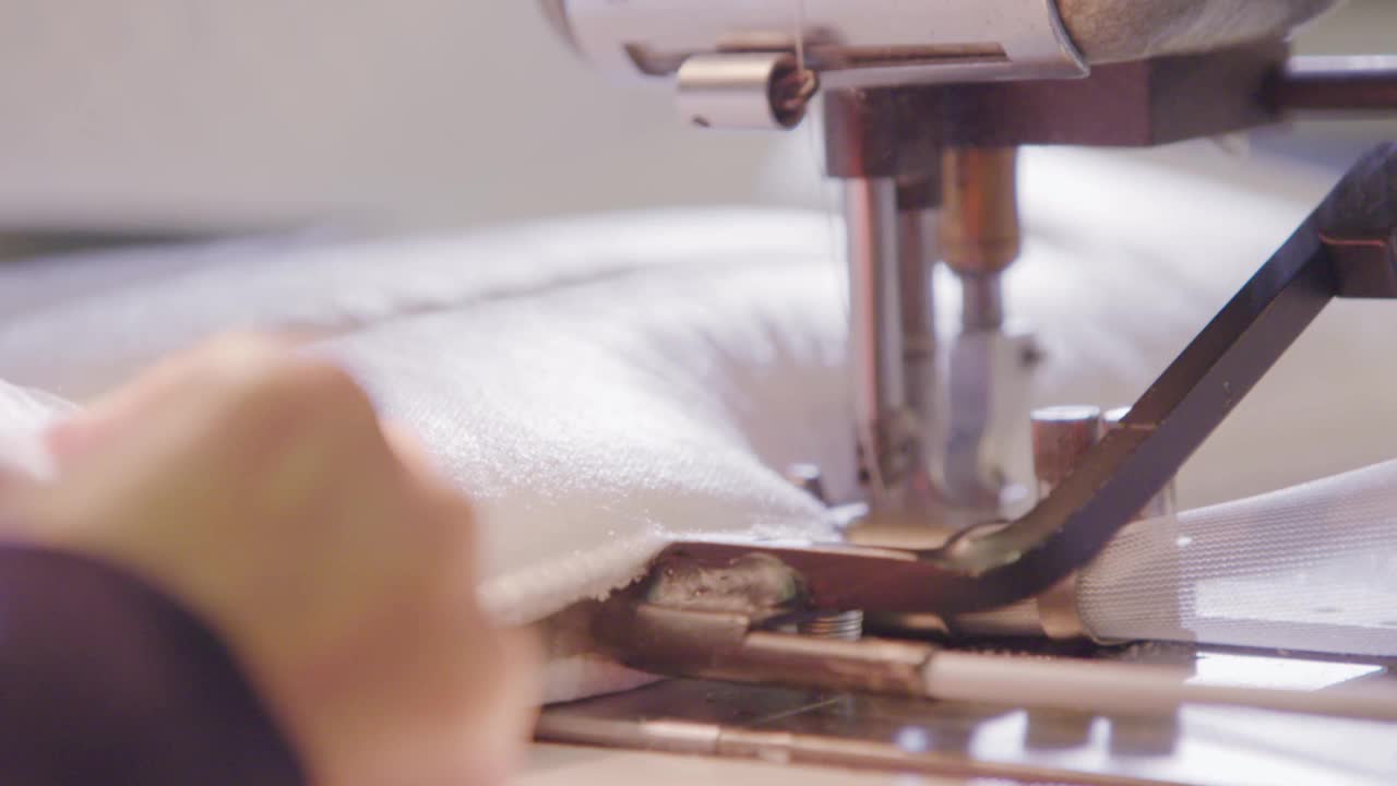 床品厂缝纫机针在弹簧床垫上工作的特写视频素材