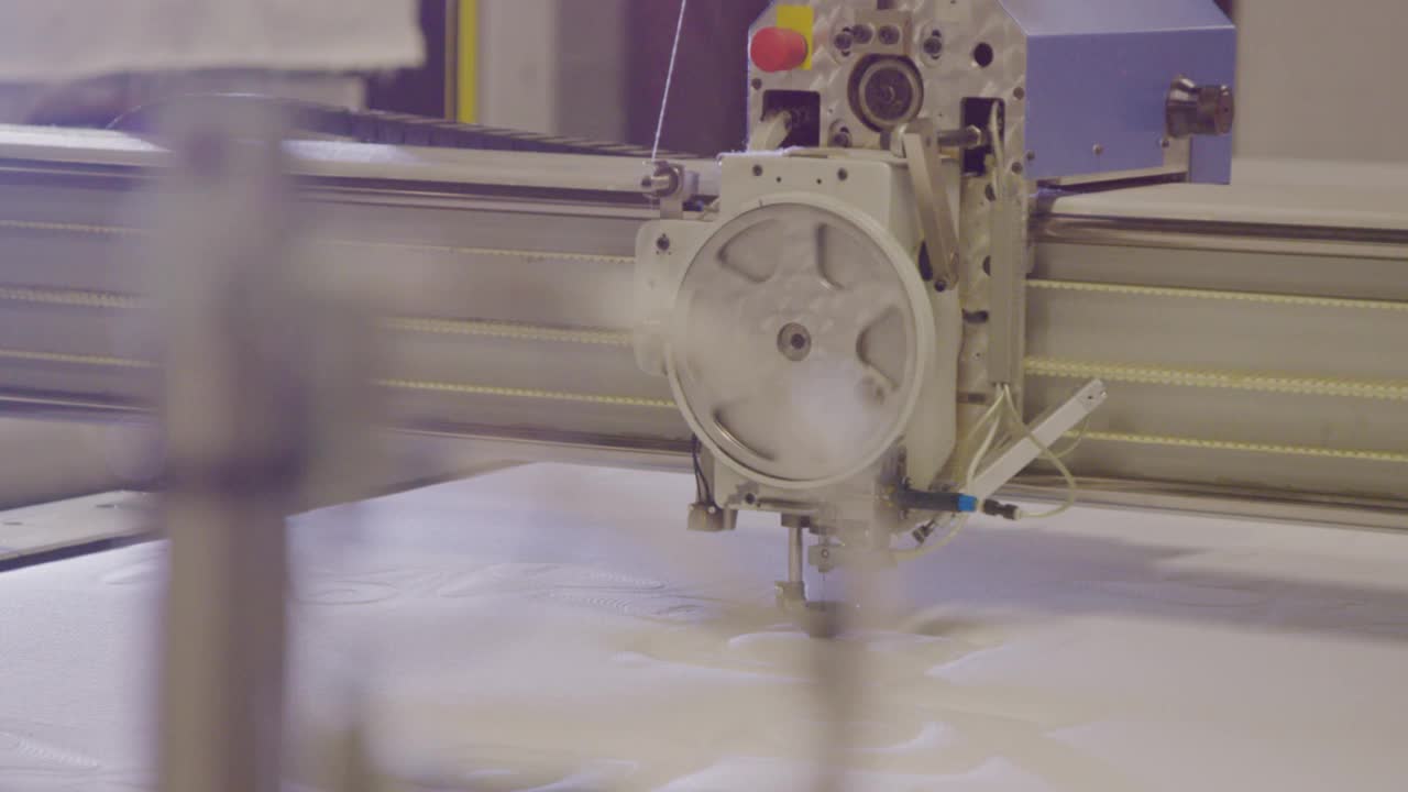 工业用箱式弹簧床生产线用机械在动视频素材