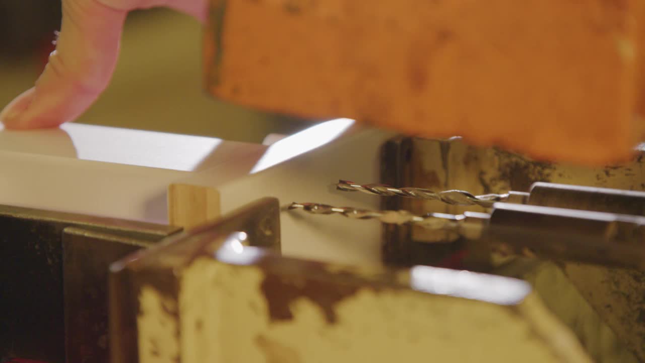手工切割泡沫层用于弹簧床制造，特写，出厂设置视频素材